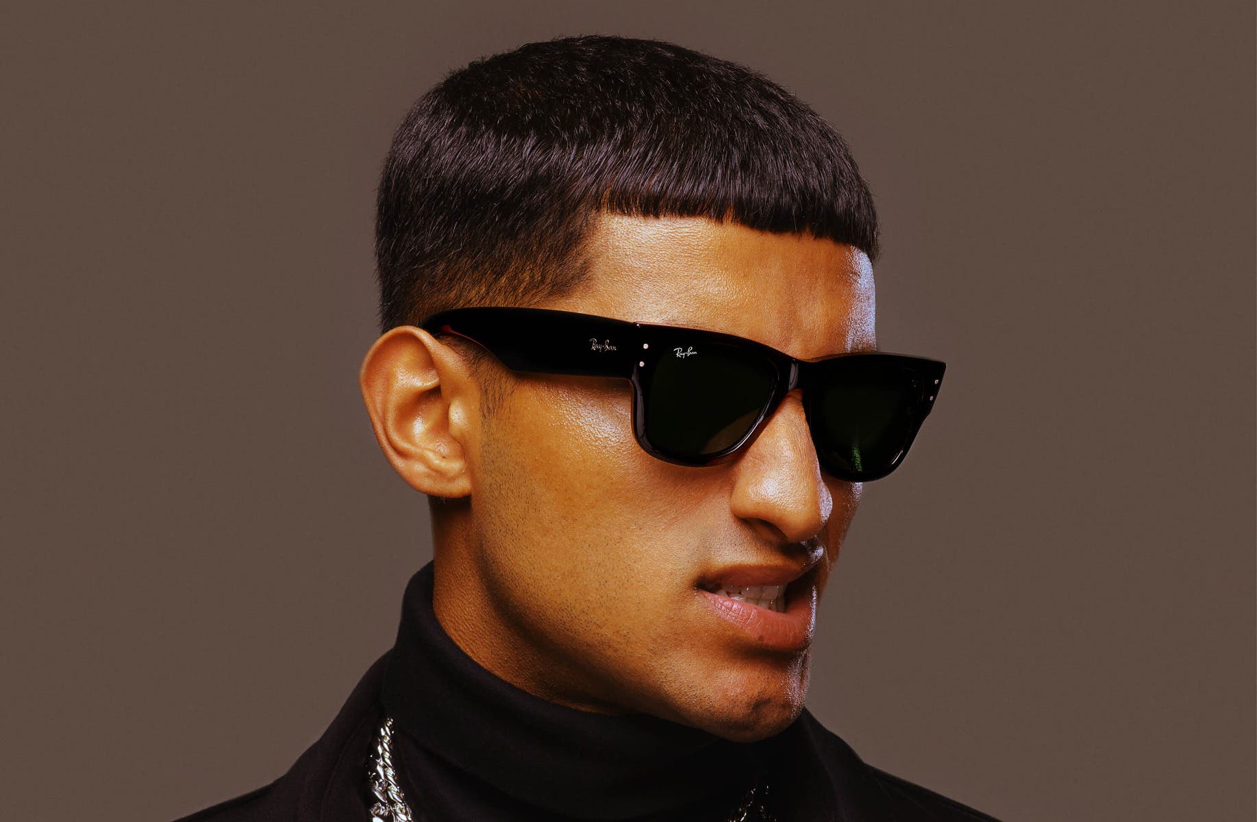 young man wearing ray ban rb3025 aviator sunglasses in arista gold with g-15 green lenses